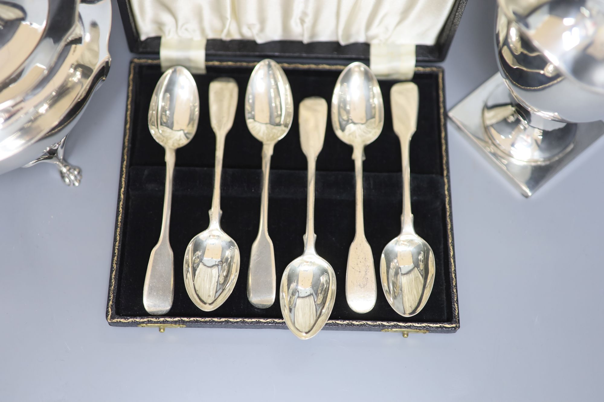 Am Edwardian silver teapot, Sheffield, 1905, an Edwardian silver hot water pot and six cased silver teaspoons,